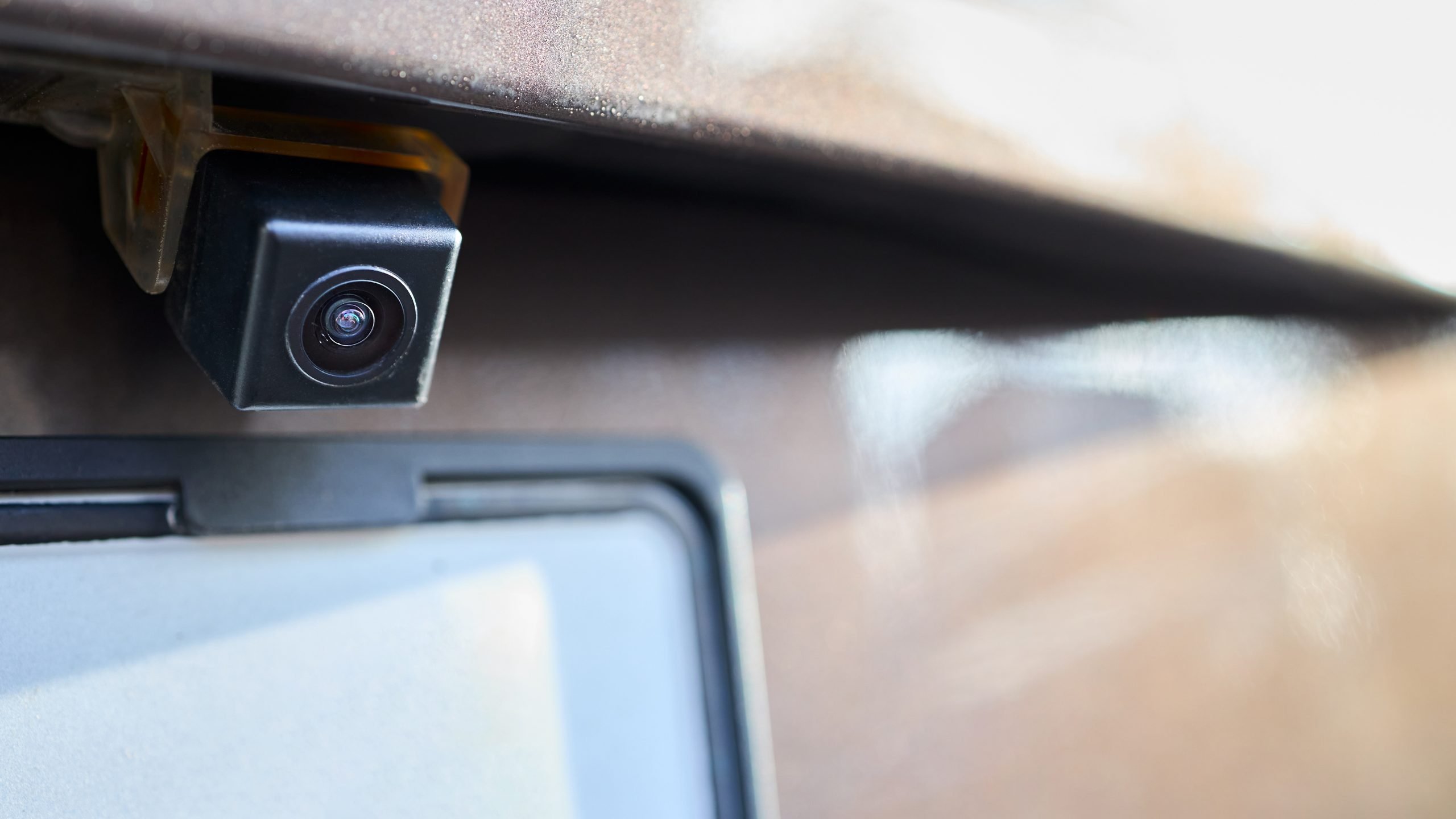 Protege tu coche con una cámara espía de larga duración, ideal para grabar cualquier incidente